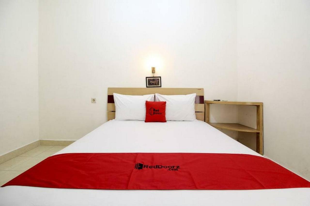 Hotel Reddoorz Syariah At Jalan Menteri Supeno Yogyakarta Exterior foto